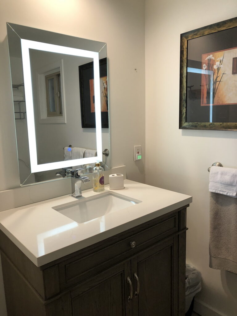 HoneymoonKingBathroom1500x2000c
