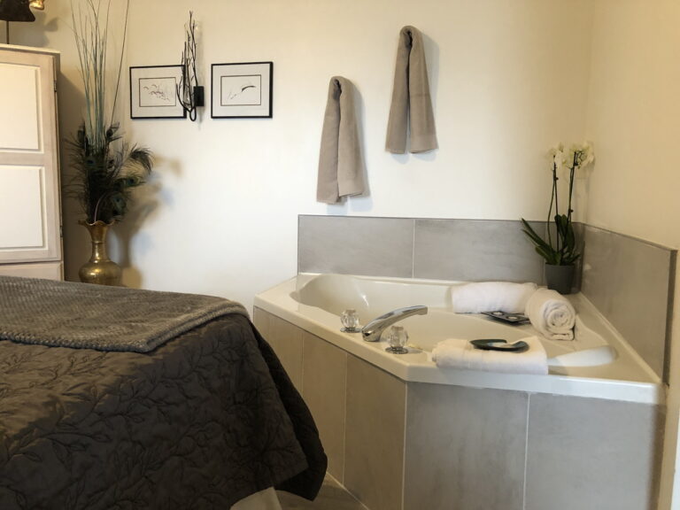 HoneymoonKingJacuzzi2000x1500c