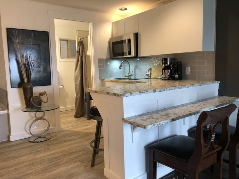 HoneymoonKingKitchenBath2000x1500c