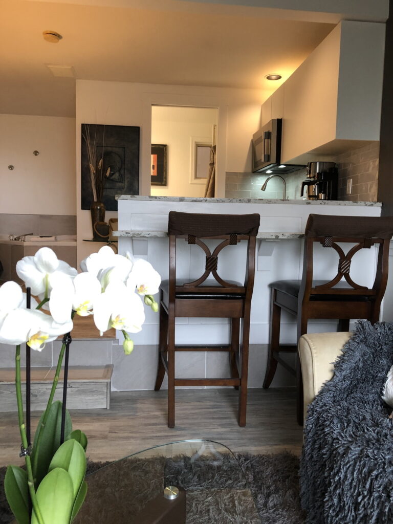 HoneymoonKingLivingKitchen1500x2000c
