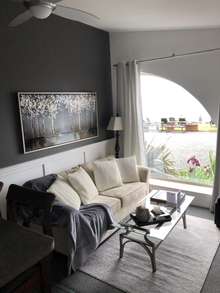 HoneymoonKingLivingLivingView2000x2666c scaled 1